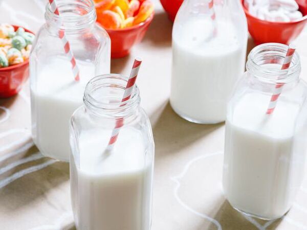 Gün boyunca dört bardak kefir - kefir diyetinde hafif bir kilo verme yöntemi