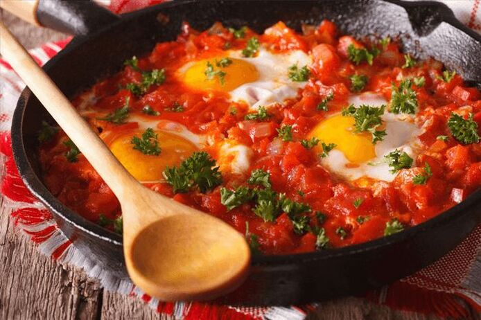 domates ve tatlı biber ile çırpılmış yumurta