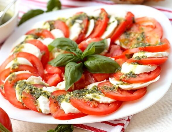 Caprese, Akdeniz diyetini takip edenler için mükemmel bir mezedir.