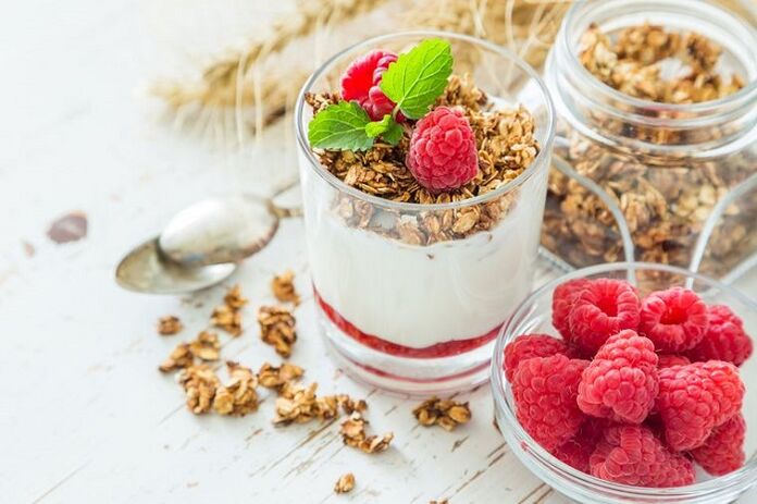 Ahududu ve müsli ile yoğurt kilo vermek için