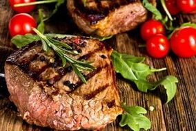 keto diyeti için yeşillik ve sebzeli biftek