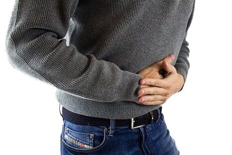 bir erkeğin gastrit semptomları var